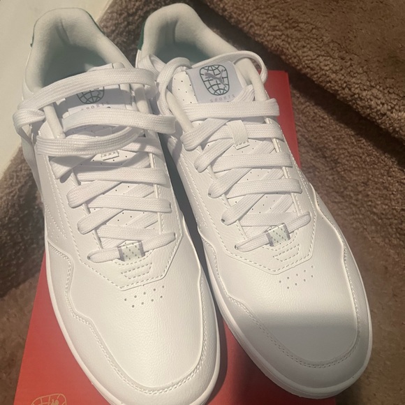 New Puma Court Classics white size 10.5 beautiful. No low offers please. - Picture 8 of 8